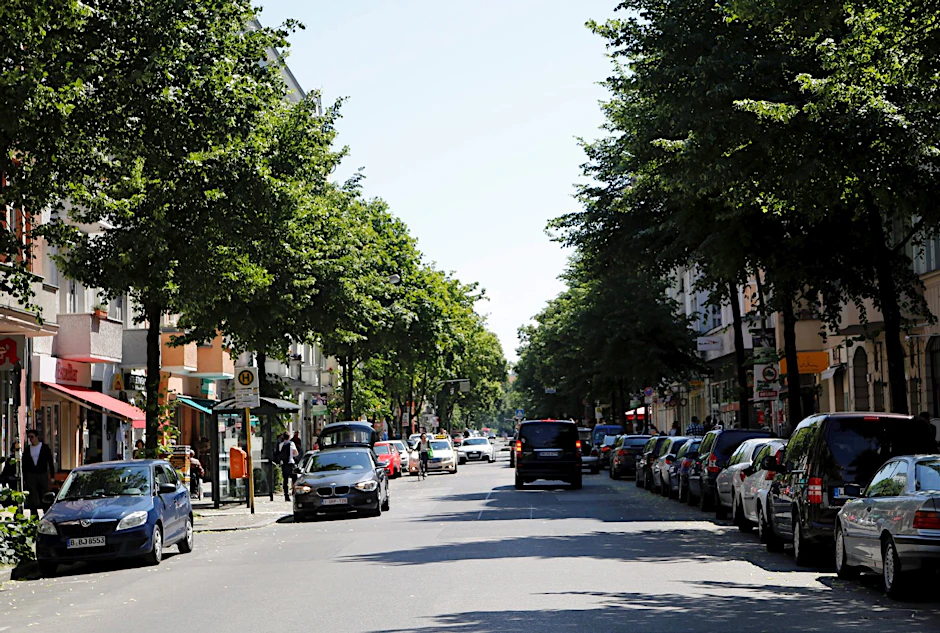 Parkplatznot in der Grünberger Straße: Anwohner und Bezirk hoffen auf freie Plätze.
