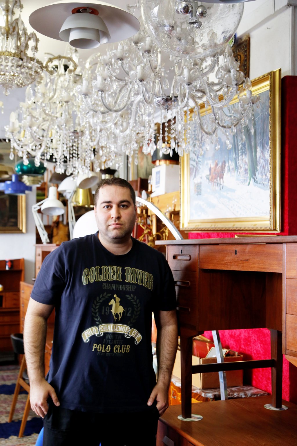 Engin Yildirim vom An- und Verkauf in der Grünberger Straße: „Die Bezahl-Parkplätze könnten Kunden abschrecken. Ich fürchte Verluste. Selbst beim Entladen zocken uns Kontrolleure ab.“