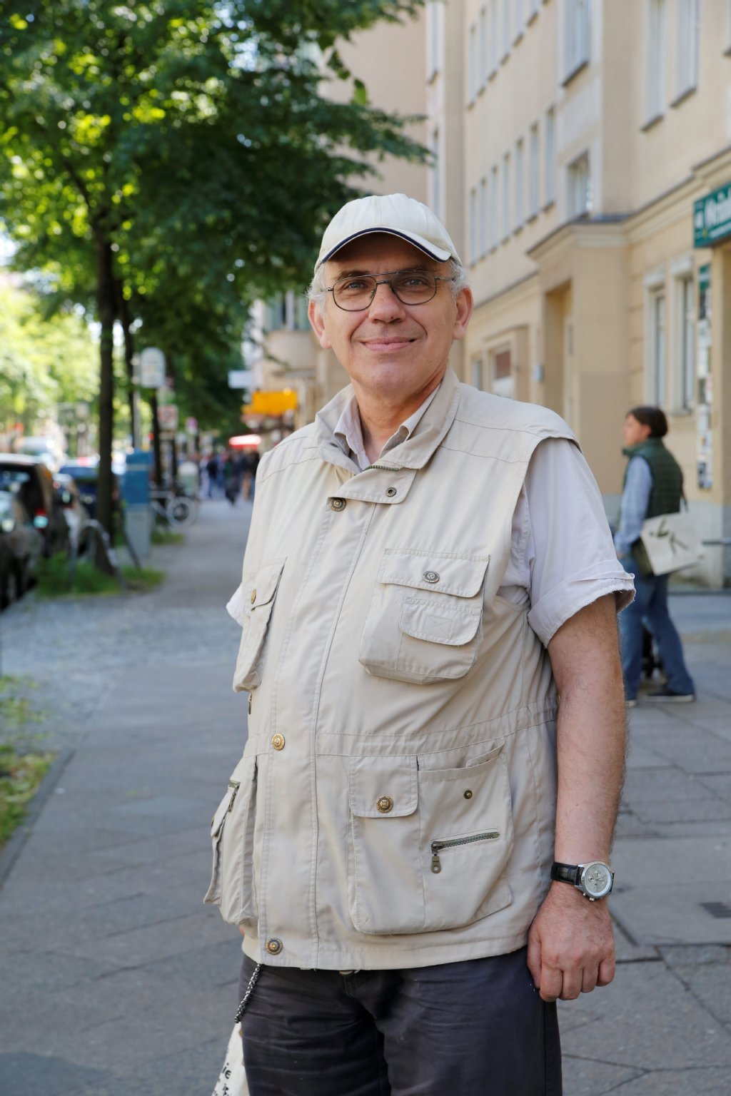Anwohner und Rentner Detlef Zöllner (59): „Wenn meine Tochter zu Besuch kommt, muss sie oft acht Straßen weiter parken, weil nichts frei ist. Ich hoffe, durch die Bezahl-Parkplätze ändert sich das.“