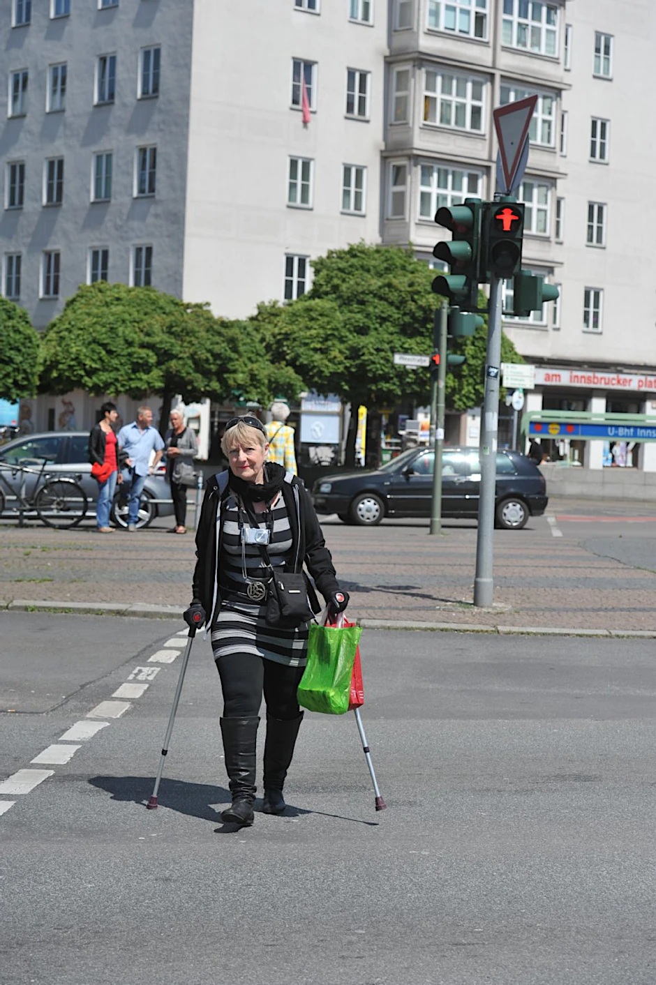 Jetzt aber schnell! Helen M. (50) steht noch mitten auf der Straße am Innsbrucker Platz, da zeigt es Rot. Ein bedrohliches Szenario.