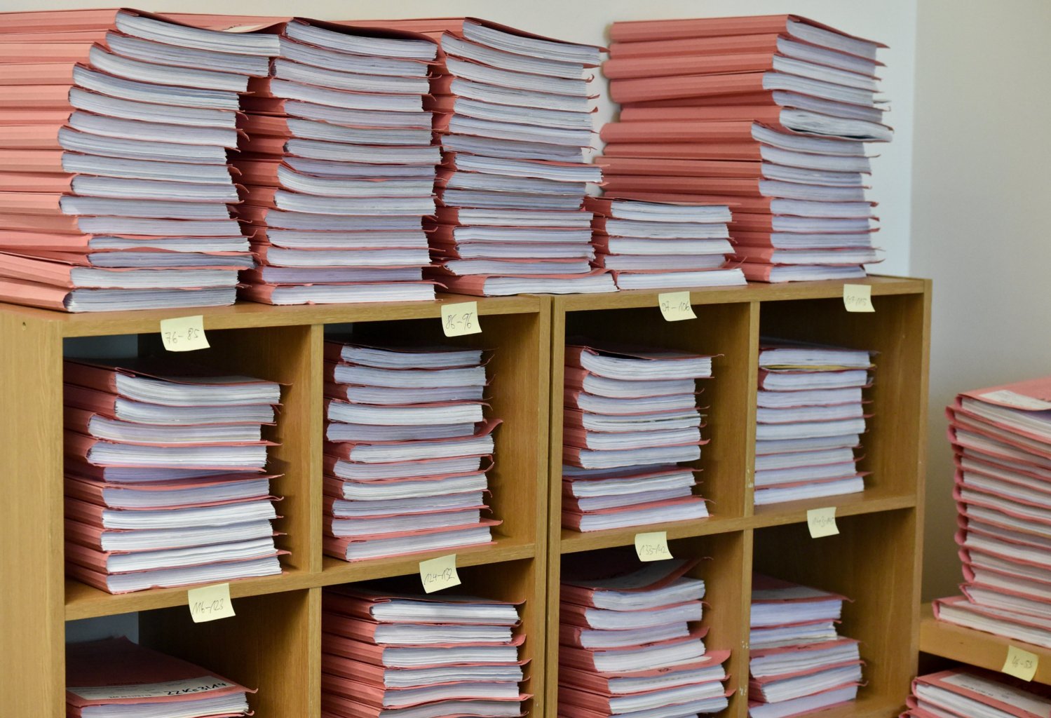 Dutzende Verfahrensakten liegen zum Prozessauftakt gegen den „Maskenmann“ von Storkow bereit.