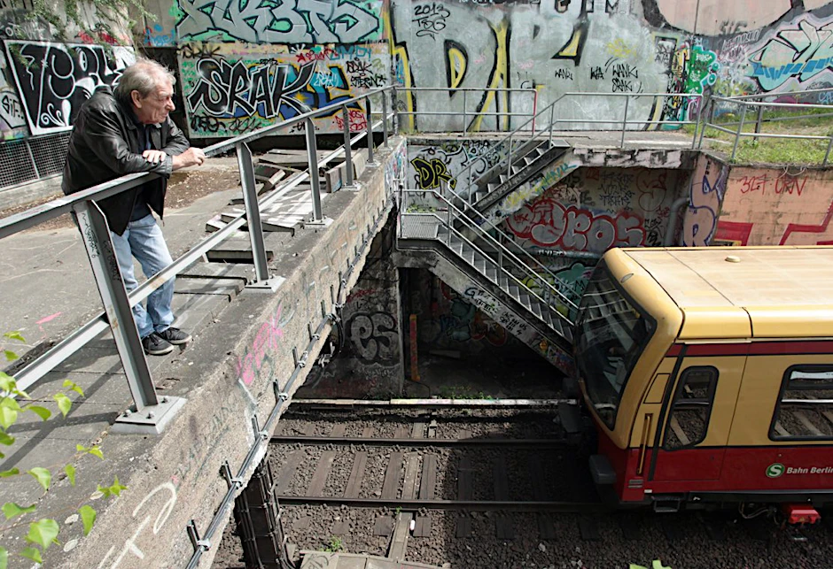 Ein verzweifelter Vater blickt auf die Todesstelle seines Sohnes. In diesem Tunnel wurde Nicolas B. (13) beim Spielen von einer S-Bahn erfass