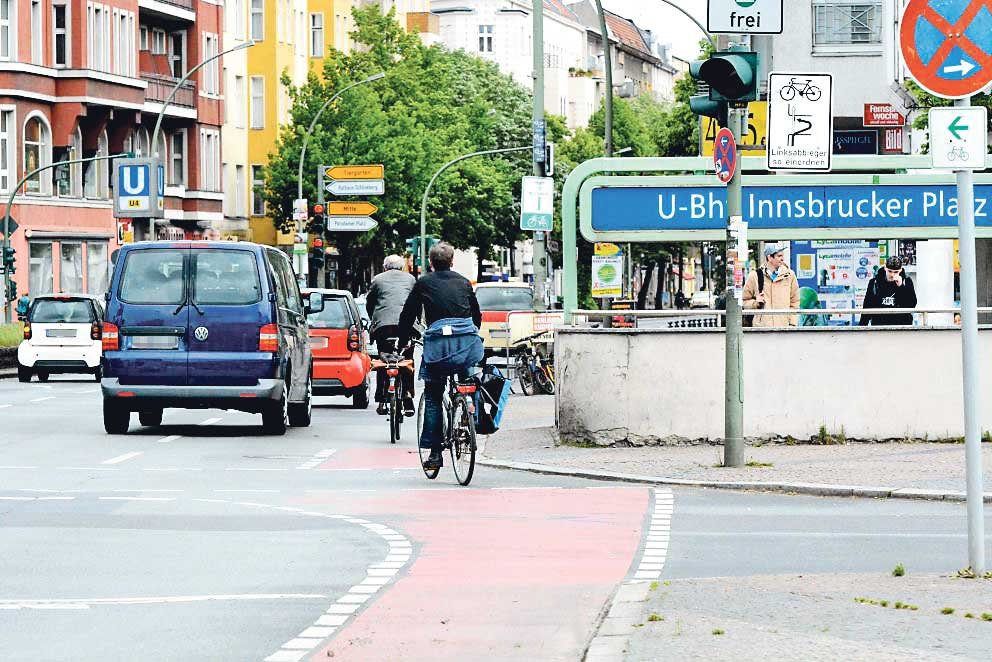 Gedränge - Radstreifen endet auf Autospur: Vom Platz kommend, ist diese Stelle in der Hauptstraße am gefährlichsten. Der Radstreifen endet, Radler werden unvermittelt in die Autospur eingelassen. Lützen: „Hier wird man oft abgedrängt und eingeengt. Ausweichen ist wegen des Bordsteins nicht möglich.“