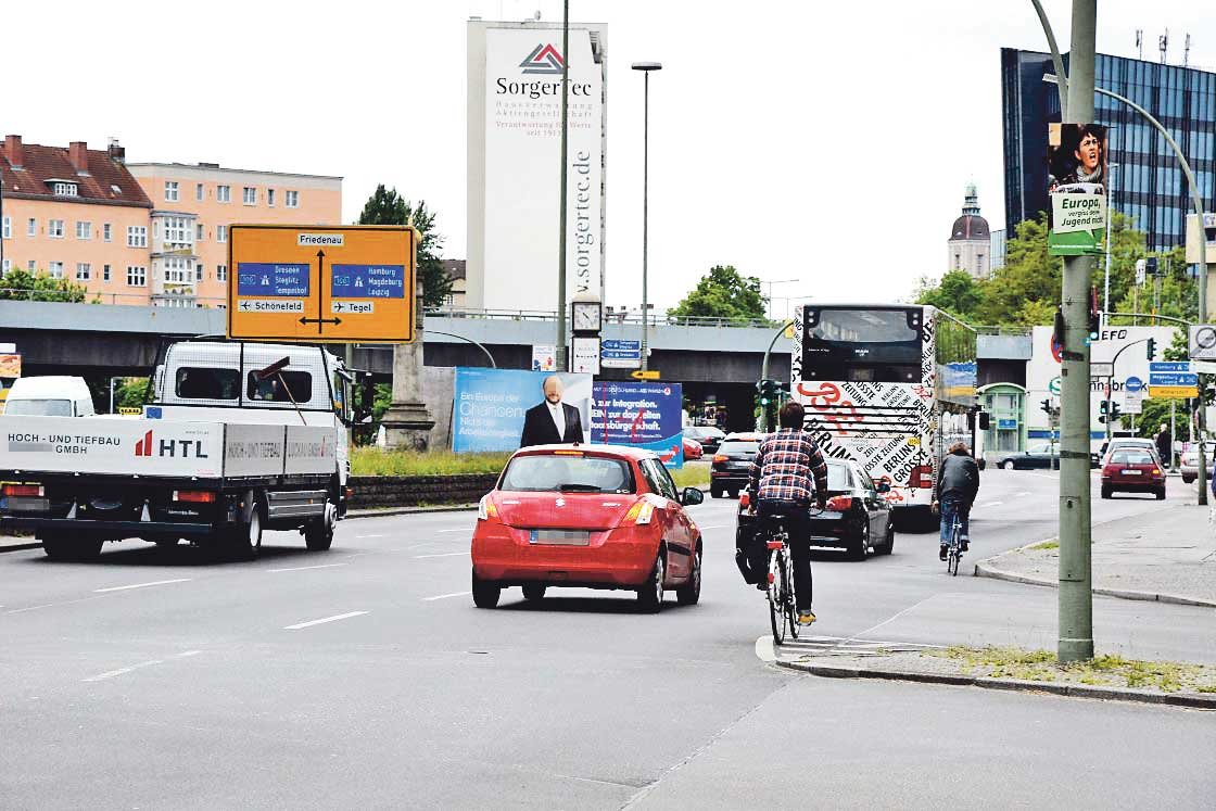 Verkehrsinsel viel zu weit in die Hauptstraße reingebaut: Auf der Hauptstraße müssen Autos und Radler die Martin-Luther-Straße queren. Eine Radstreifen-Markierung gibt es nur am Anfang der Kreuzung. Nach wenigen Metern wurde eine Verkehrsinsel so ungünstig gebaut, dass diese in den Fahrweg hineinragt und Radler einen Schlenker fahren müssen – in die Autospur hinein.