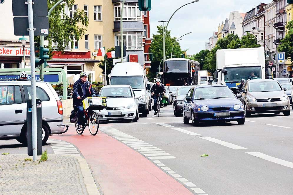 Autos müssen beim Abbiegen auf dem Fahrradstreifen warten Ein Unfall-Schwerpunkt: Autos biegen am Innsbrucker Platz nach rechts in die Wexstraße. Dort, wo auf dem Foto des KURIER-Fotografen der Mercedes steht, ist eigentlich ein schmaler Radstreifen. Die Fahrzeuge haben aufgrund der baulichen Situation aber keine andere Chance, als diesen nicht zu benutzen.