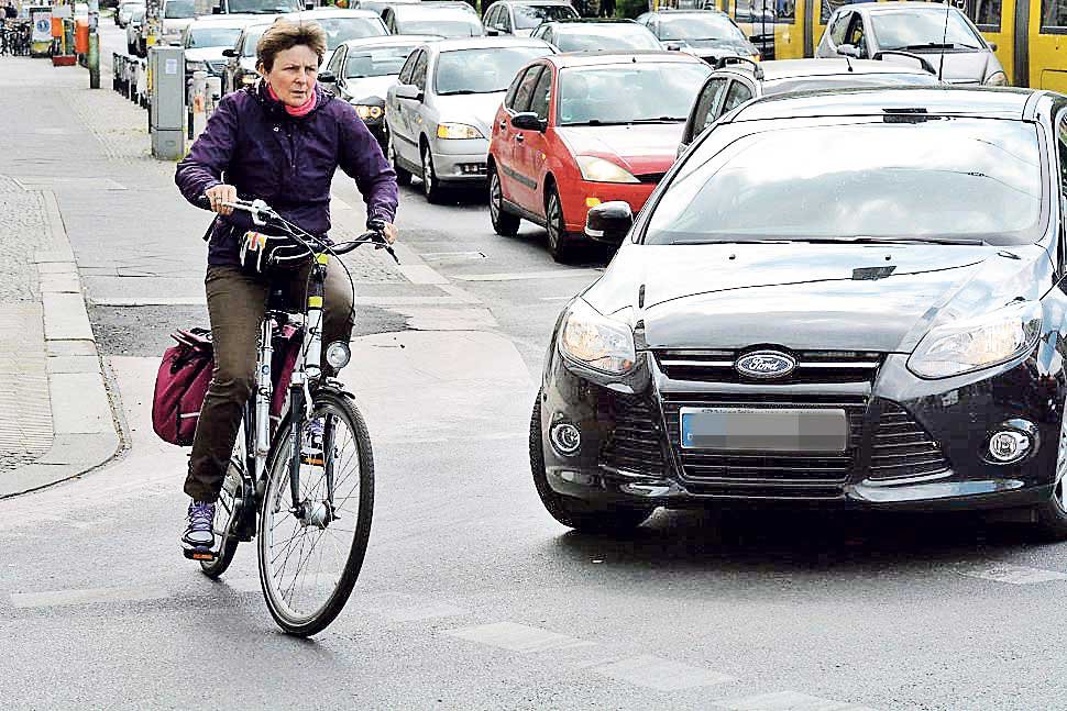 Frankfurter Tor: Das Frankfurter Tor ist unter den „Top Ten“ der Unfallhäufungspunkten mit Personenschäden. Darunter – natürlich – auch Radfahrer. Fünf Schwerverletzte gab es 2013 hier, dazu 19 Leichtverletzte. Das Problem sind zumeist Autofahrer, die Fehler beim Abbiegen machen oder die Vorfahrt missachten. Insgesamt gab es in Berlin 2013 fast 7000 Unfälle mit Radbeteiligung und 4300 Verunglückte.