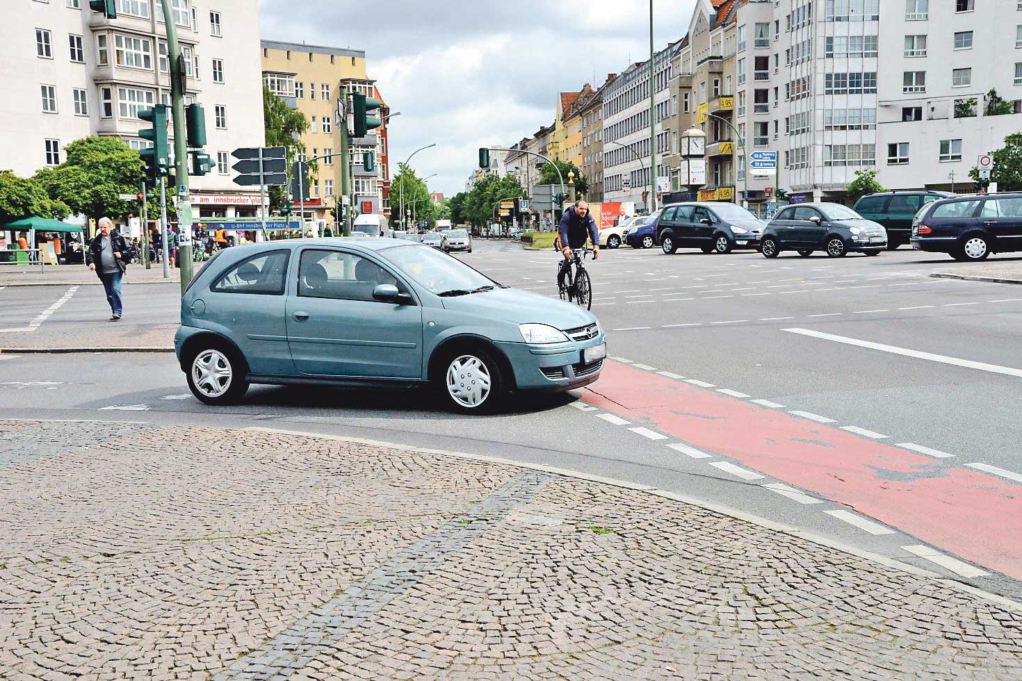 Hier fehlt eine Ampel oder ein Stoppschild Von der Autobahn kommend, blockieren Autos auf ihrem Weg auf die Hauptstraße (stadtauswärts) oft den Radweg. Zu sehen ist diese Situation auf dem Foto. Hier fordert Wolf Lützen die Errichtung einer weiteren Ampel oder eines Stoppschildes. „Viele kommen von der A100 und wollen direkt ohne anzuhalten auf die Hauptstraße. Das ist lebensgefährlich.“ Nur wenige Meter weiter mündet der Radweg wieder in die Busspur, es folgt eine gefährliche Haltestelle.