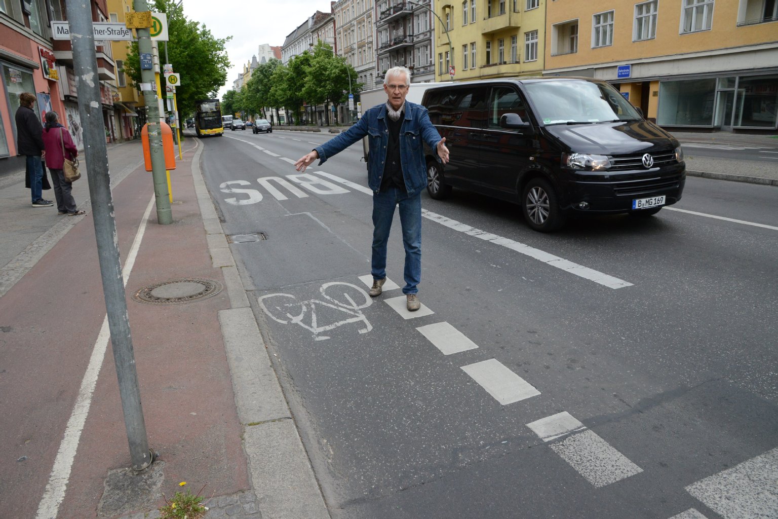 Spur zu eng, Bus sorgt für Gefahr: Wolf Lützen zeigt, wie eng die Fahrradspur auf der viel befahrenen Hauptstraße in Richtung Innsbrucker Platz ist. Ein weiteres Problem: die Bushaltestelle. Steht dort einer der gelben Riesen, müssen Radfahrer auf die Auto-Spur ausweichen.