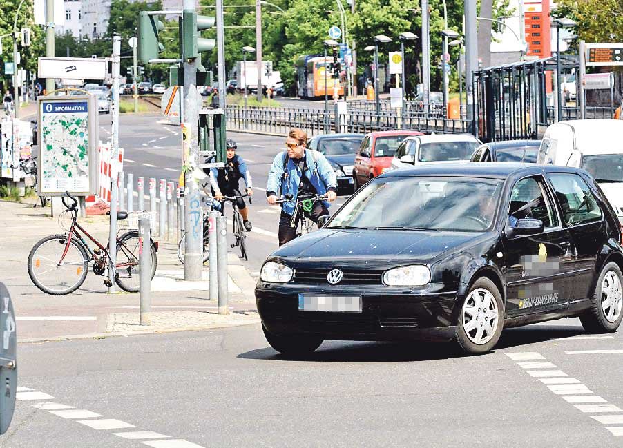 Otto-Braun-Straße: Die Otto-Braun-Straße/Mollstraße ist für Radfahrer eine von Berlins übelsten Ecken. 2013 gab es hier einen Schwer- und acht Leichtverletzte. Schlimmer sind nur noch die Ecken Ostseestraße/Prenzlauer Allee, Müllerstraße/Seestraße und Admiralstraße/Kottbusser Straße.