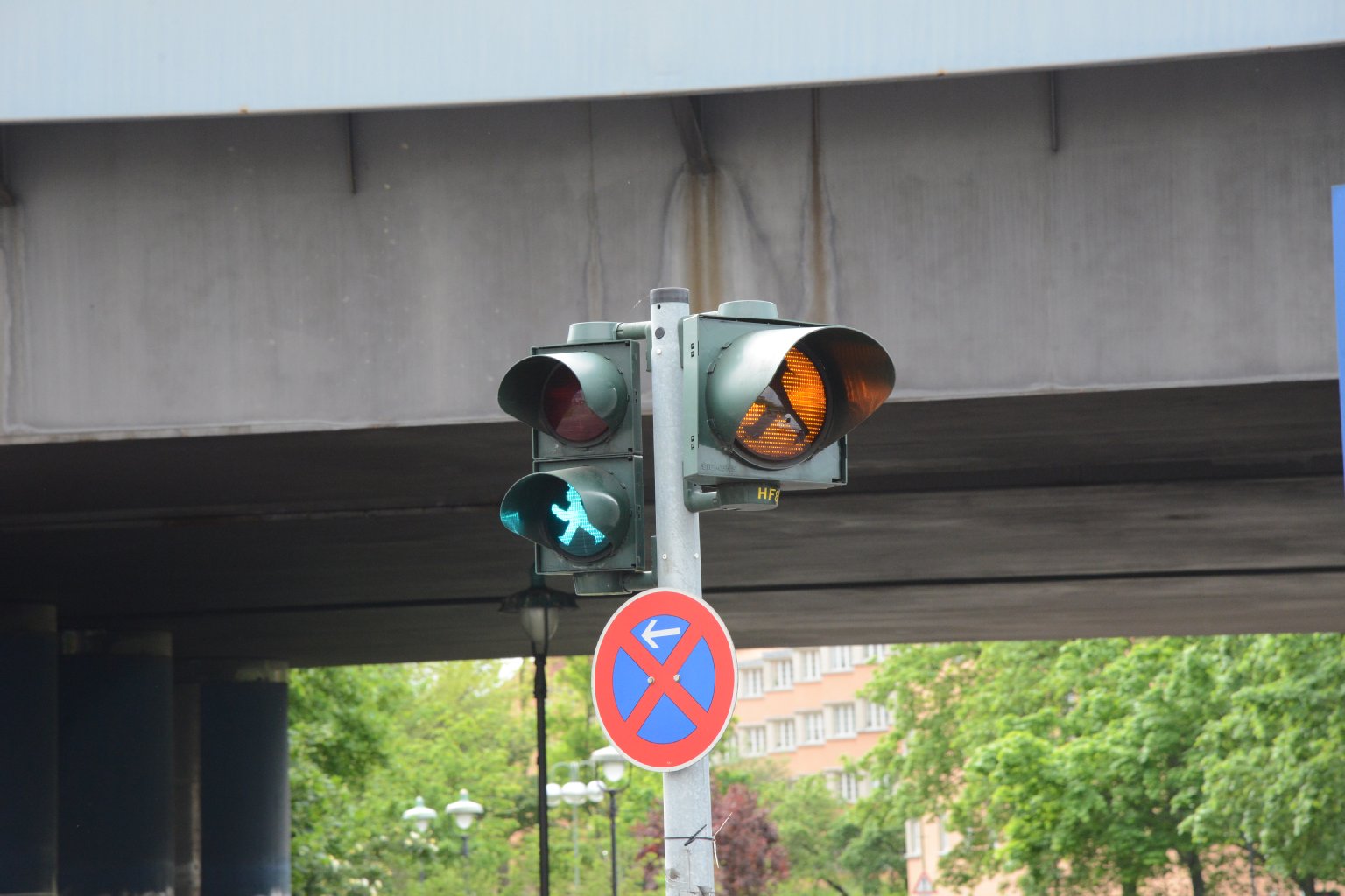 Warn-Ampel wird schnell übersehen: An der Auffahrt zum Stadtring A100 wird diese Warn-Ampel von linksabbiegenden Autofahrern schnell übersehen. Denn: Diese stehen in der Mitte des Platzes, die Ampel ist circa 15 Meter entfernt. Sowohl Radfahrer als auch Fußgänger müssen trotz „Grün“ höllisch aufpassen.