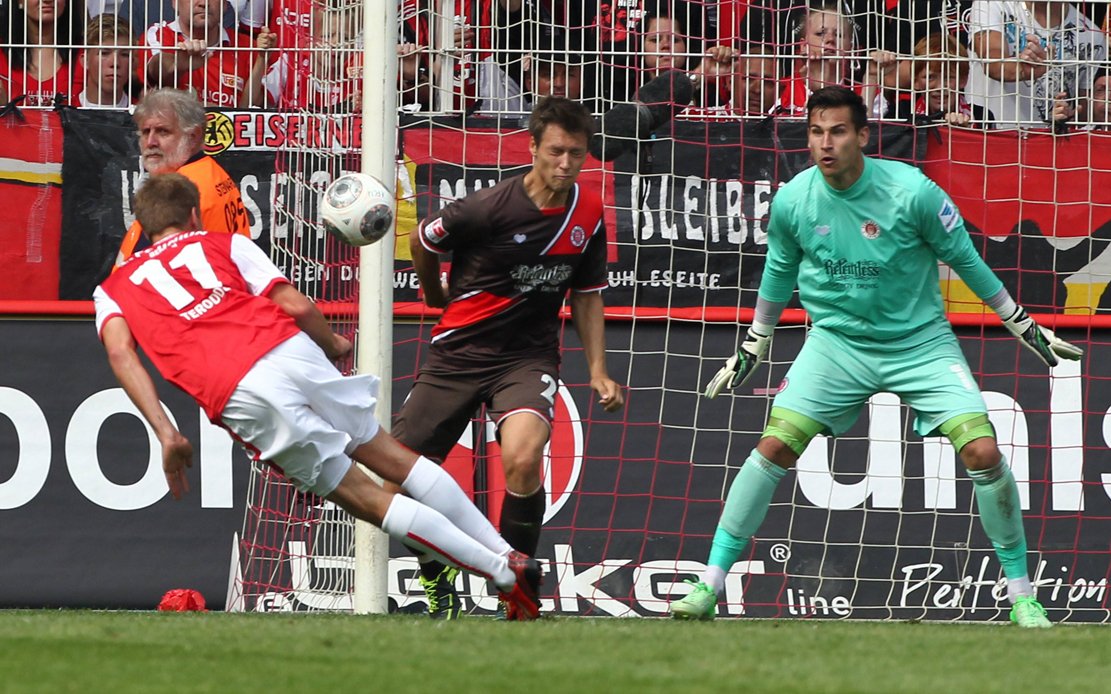 Der Siegtreffer gegen St. Pauli letzten August. Simon Terrode köpft das 3:2. Spiel nach 0:2-Rückstand gedreht.