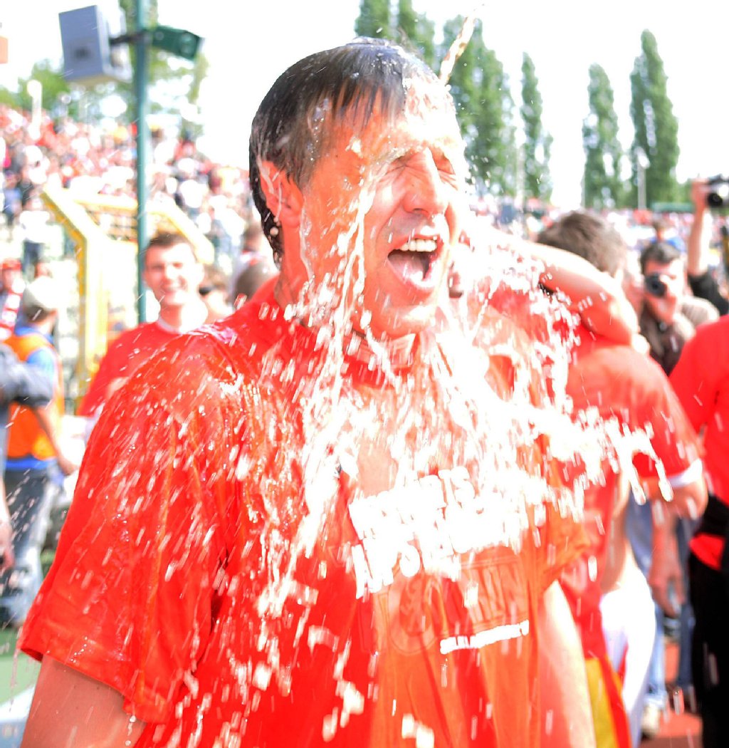 Uwe Neuhaus genießt die Bierdusche. Party zum Aufstieg in die Zweite Liga 2009.