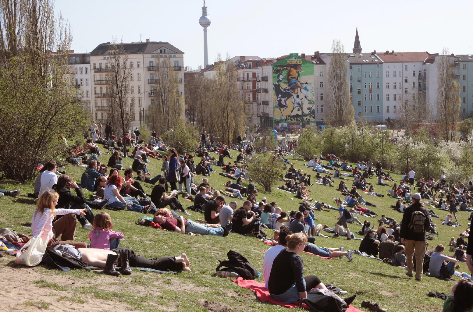Mauerpark: Die riesige Grünfläche zieht bei Sonnenwetter Tausende an. Ein Investor will dort bauen, doch Kiez-Bewohner wehren sich.