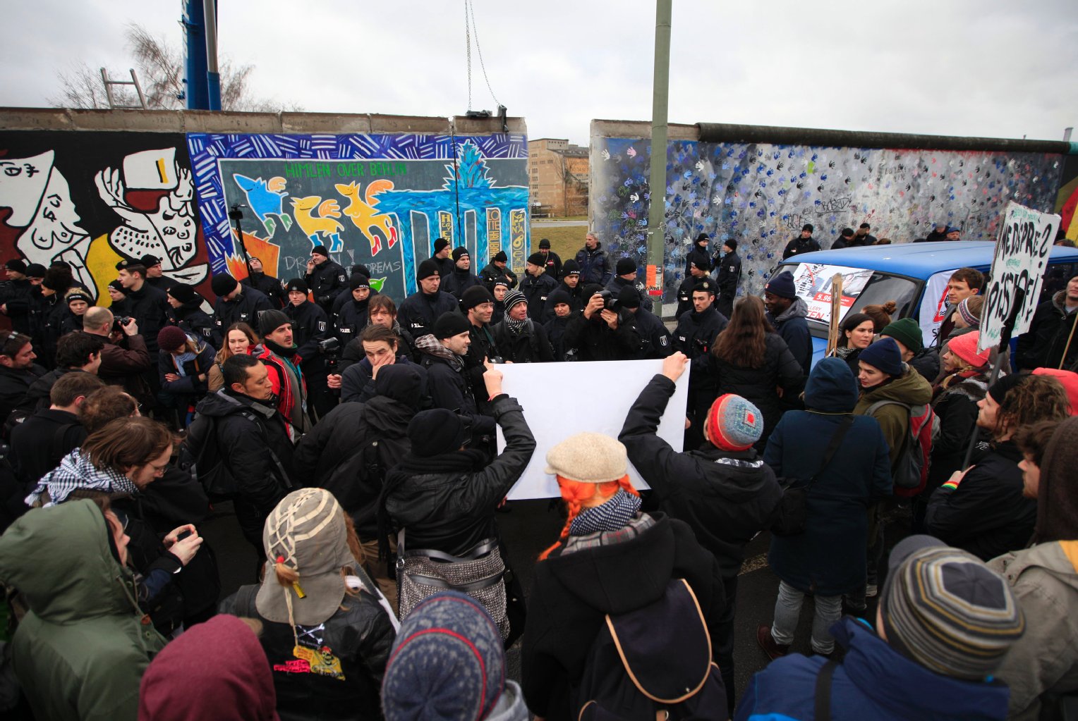 East Side Gallery: Gegner des Teil-Abrisses protestieren, blockieren sogar die Arbeiten. Sie wollen eine weitere Spree-Bebauung stoppen.