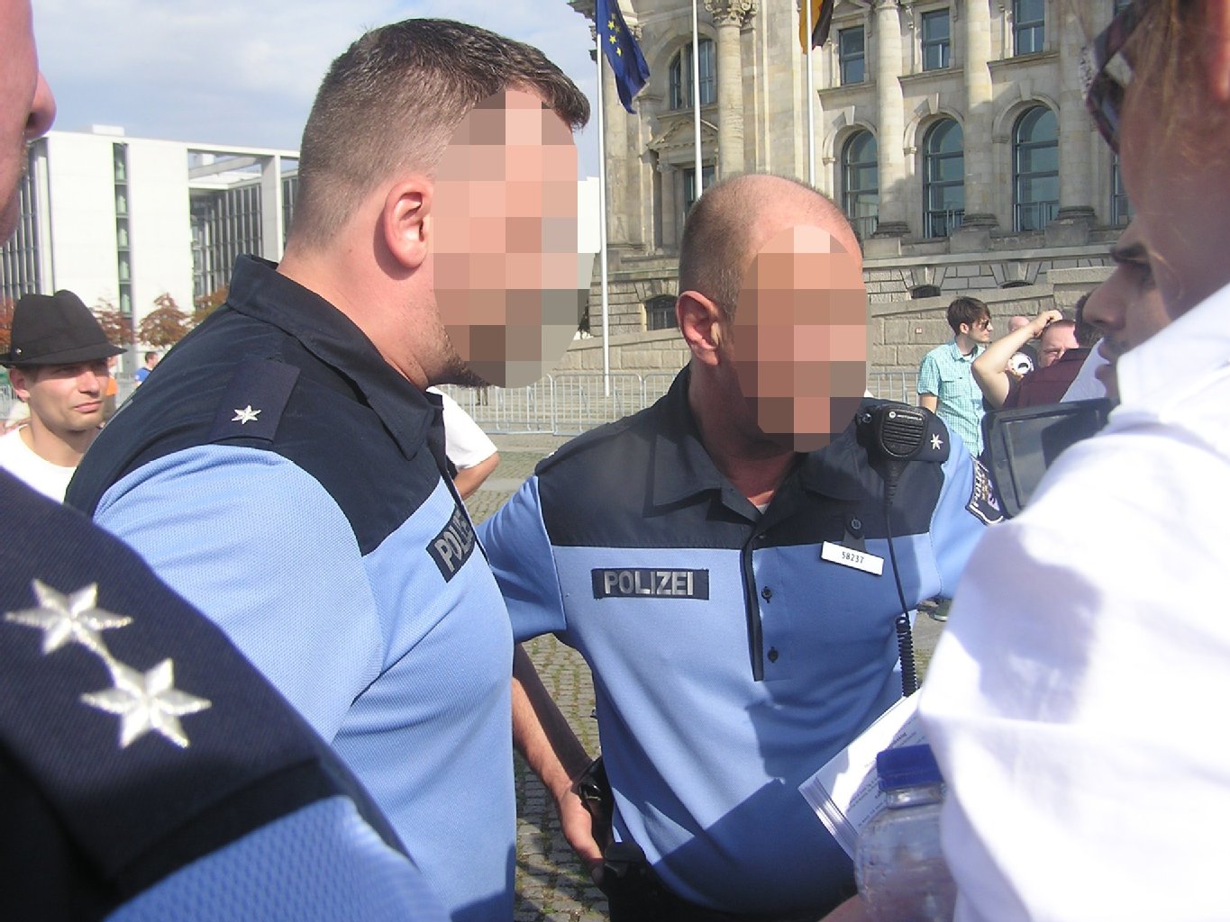 Diese beiden Polizisten stehen auf der Liste, weil sie "Gewalt entfachen".