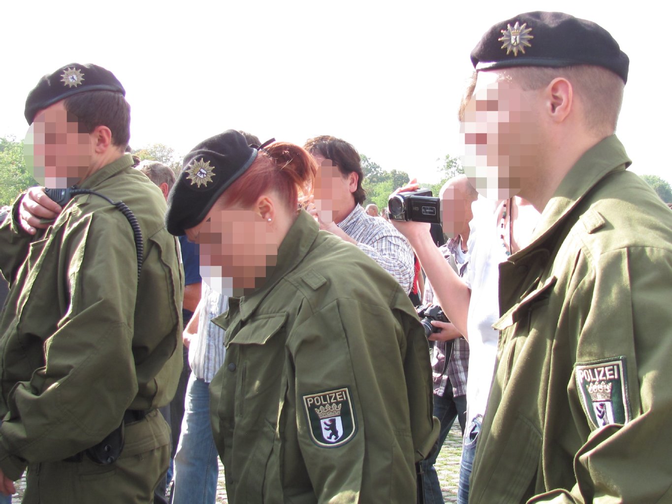 Andere Polizisten, die eine Reichsbürger-Demo bewachen, werden "gesucht".