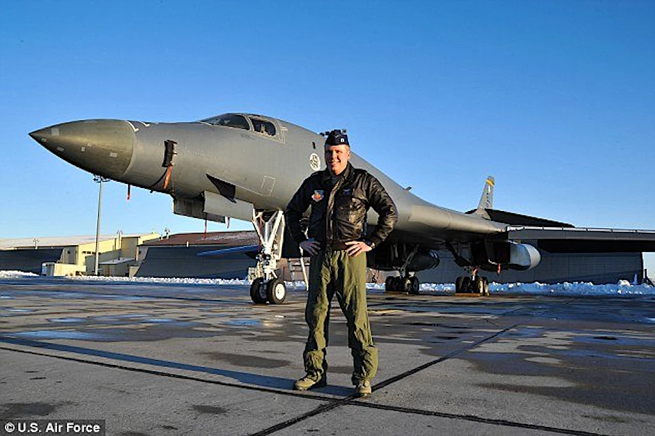 US Air Force Captain Mike Gongol fliegt sonst solche Kampfbomber vom Typ B-1B Lancer. Aber er kann auch mit zivilen Verkehrsmaschinen umgehen.