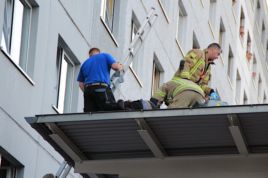 Der Springer liegt auf dem Blechvordach des Hotels. Ersthelfern soll er gesagt haben, dass er aus Angst vor einem Hotelgast aus dem Fester sprang.