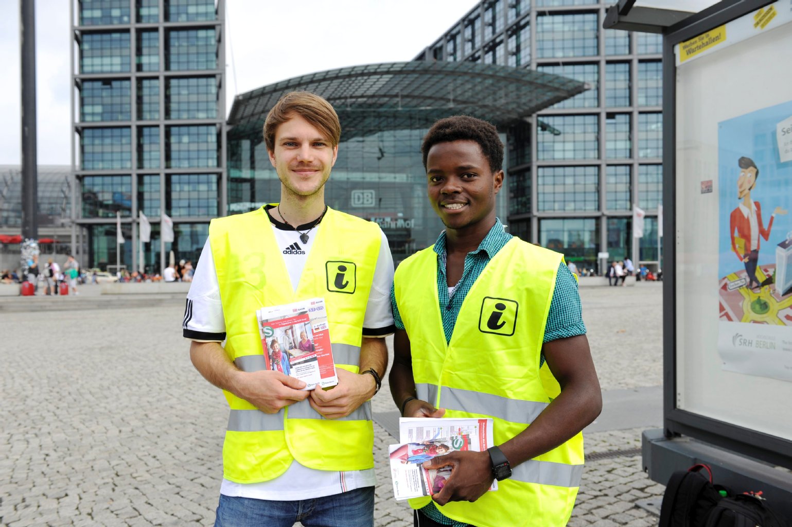 "Wir werden eher gefragt, wie man zum Kanzleramt kommt", erzählt Thomas Hintze (30, li.). Er und Mistral Nembot (23) stehen als Scouts am Hauptbahnhof für Fragen auf Englisch und Französisch bereit.