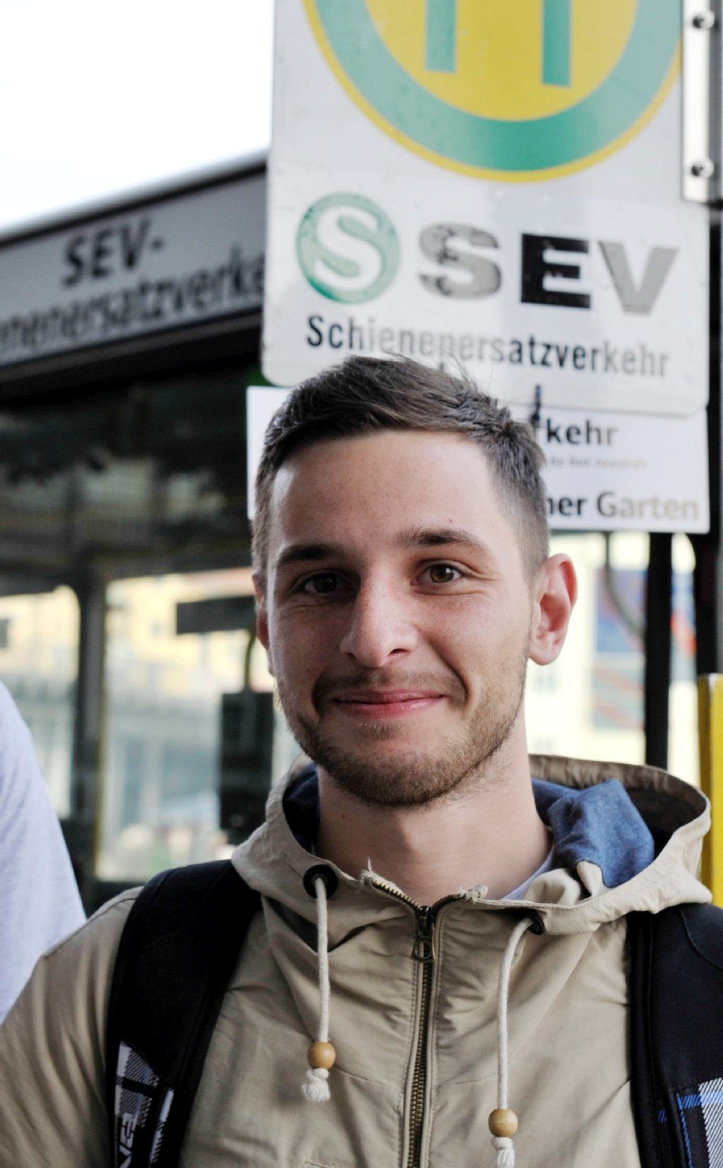 Vitalik Tregubov (25) war nur übers Wochenende in Berlin, besuchte Freunde. Der Weißrusse wurde von der Sperrung überrascht, ist verzweifelt. „Wie komme ich jetzt zum meinem Zug am Hauptbahnhof?“