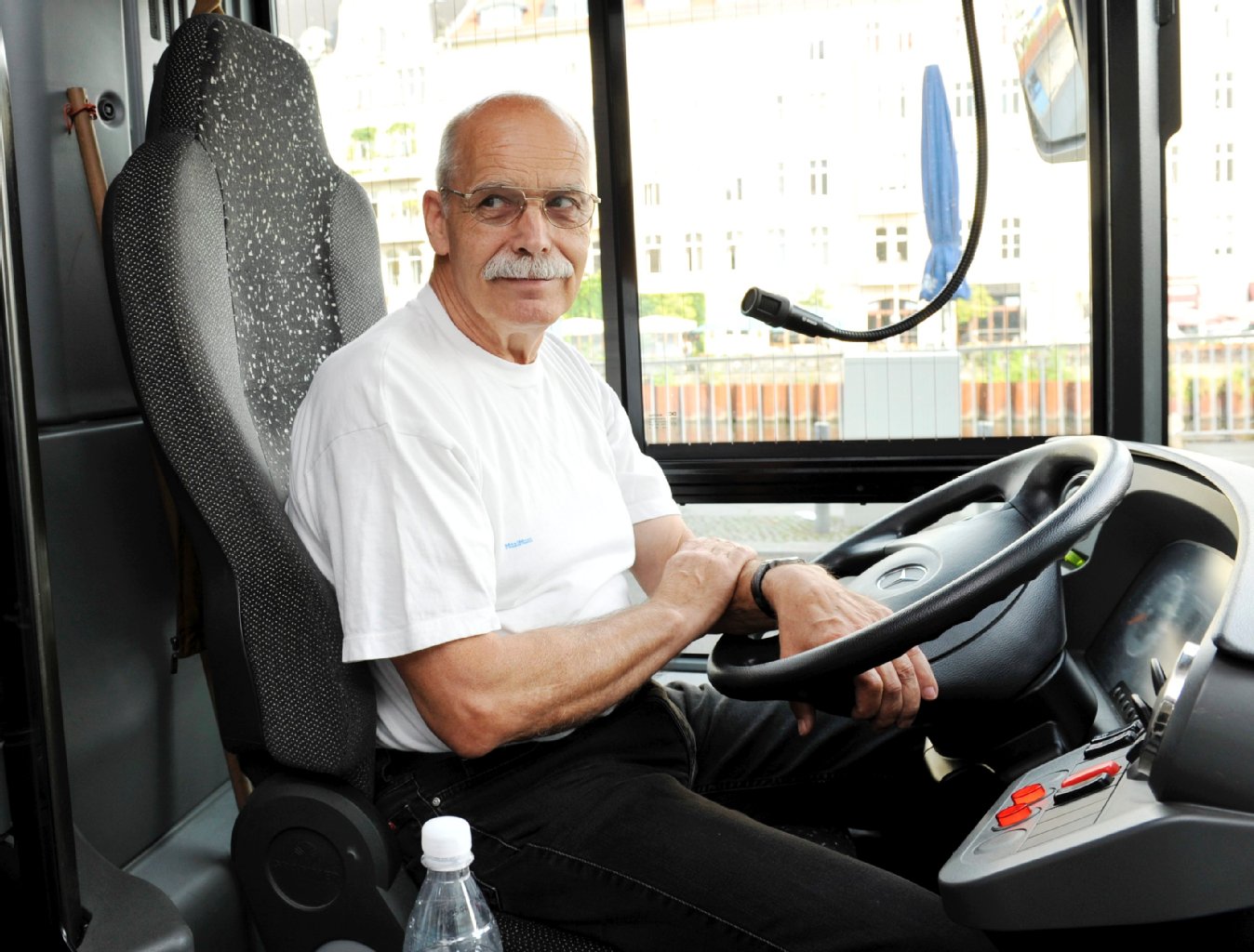 Trotz längerer Fahrzeit sind die meisten Gäste entspannt. „Wir Busfahrer müssen sonst den Ärger ausbügeln, aber hier ist es ruhig“, erzählt Busfahrer Walter F. (63) erleichtert. „Viele haben auch Urlaub“, vermutet er.
