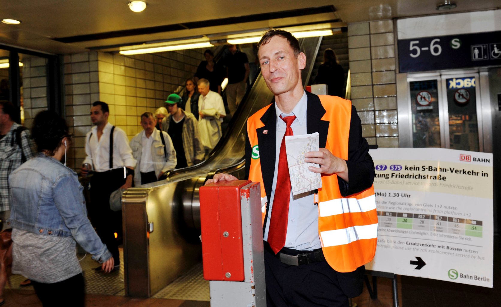 Marco Heidemann (39) bringt ratlose Fahrgäste fast bis zu ihrem Platz im Bus. Oder er schaut, ob der Regionalzug schneller ist. „Touristen nehmen lieber den Bus, so sehen sie gleich was von Berlin“, sagt er lachend.