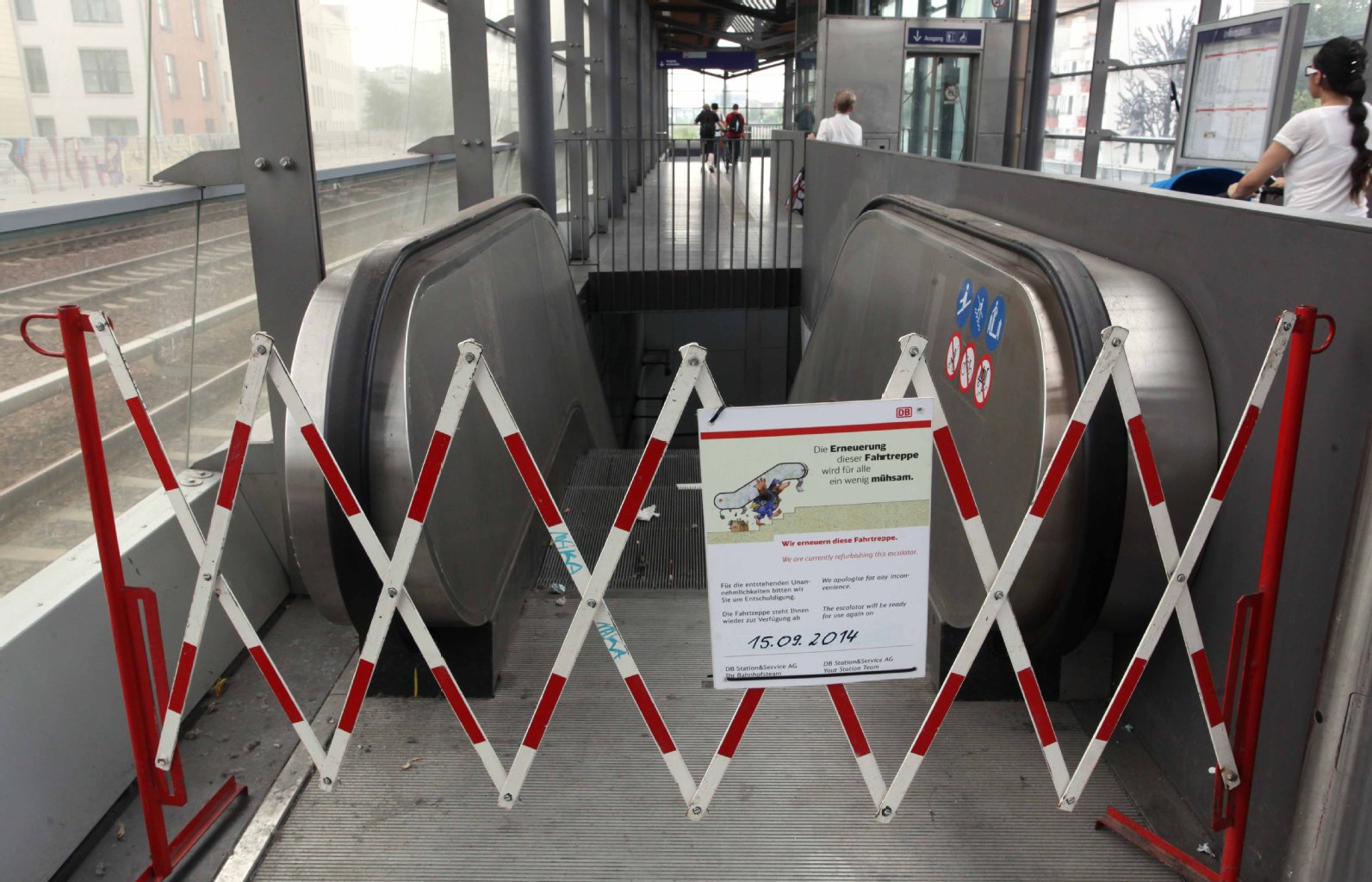 Die Sperrung der Rolltreppe am S-Bahnhof Wedding wurde mehrfach verlängert. Das nervt die Fahrgäste. Immerhin: Die DB bildet rund 60 Mitarbeiter für andere, kurzfristige Entstörungen (z.B. unberechtigten Nothalt) weiter. Dadurch sollen sich die Fachtechniker besser auf Fälle wie diesen am S-Bahnhof Wedding konzentrieren können.
