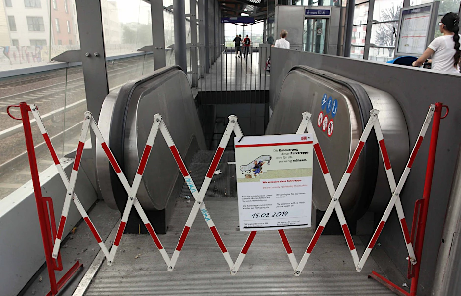 Die Sperrung der Rolltreppe am S-Bahnhof Wedding wurde mehrfach verlängert. Das nervt die Fahrgäste. Immerhin: Die DB bildet rund 60 Mitarbeiter für andere, kurzfristige Entstörungen (z.B. unberechtigten Nothalt) weiter. Dadurch sollen sich die Fachtechniker besser auf Fälle wie diesen am S-Bahnhof Wedding konzentrieren können.