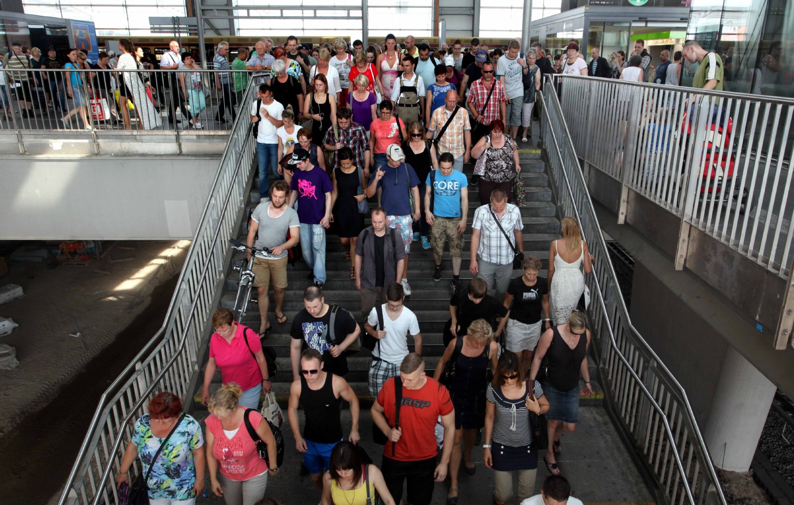 Treppenwitz am Ostkreuz: Weder Aufzug noch Fahrtreppe! Auf dem Weg zur S5, 7 und 75 schleppen Tausende Berliner täglich etliche Kilos die Treppe runter.