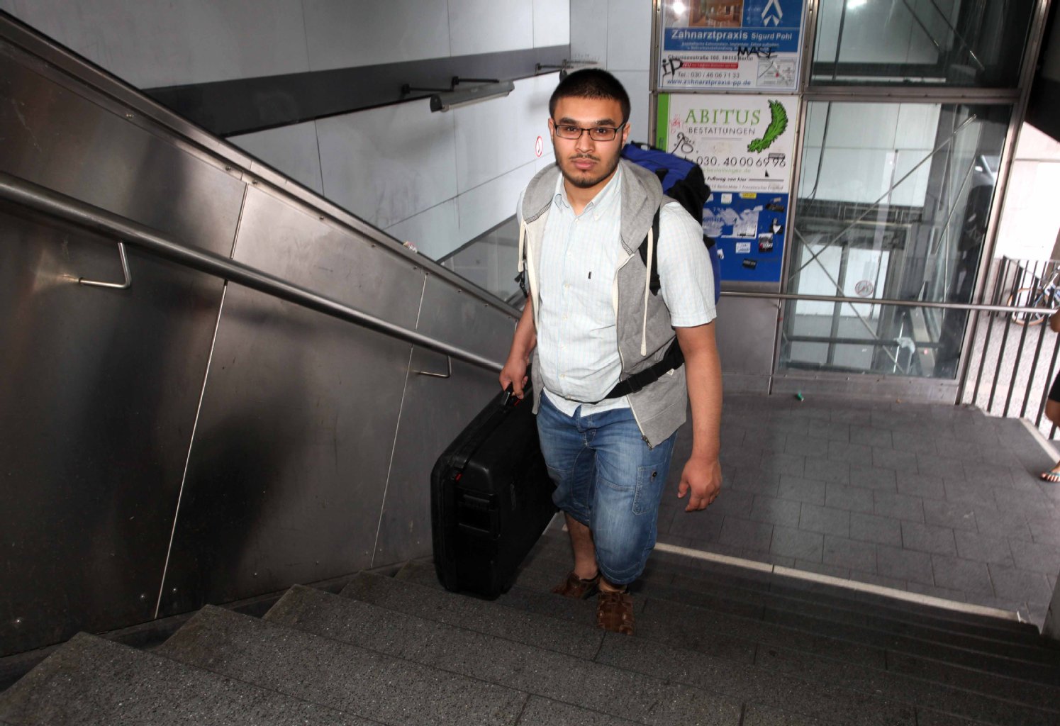 Redwan (20) aus Wedding muss die einfahrende Bahn kriegen, um pünktlich am ZOB zu sein. Der lahme Fahrstuhl ist für ihn keine Alternative zur Rolltreppe.