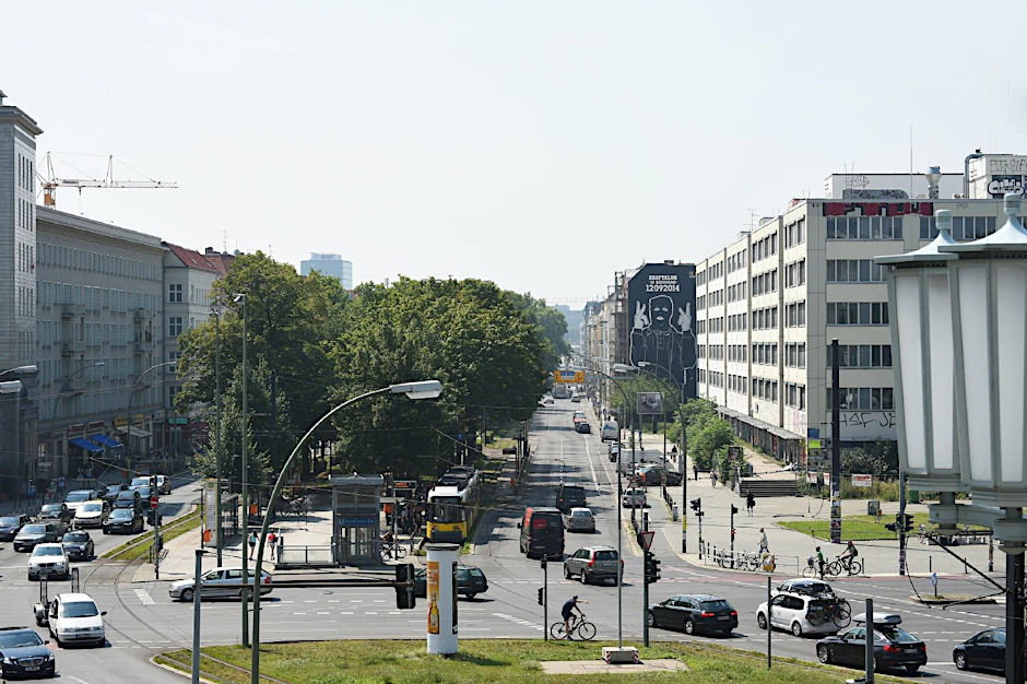 Die Straße bekommt zwei Meter breite Radspuren und teils breitere Gehwege. Die Fahrbahnen für Autos schrumpfen von 3,50 auf drei Meter.