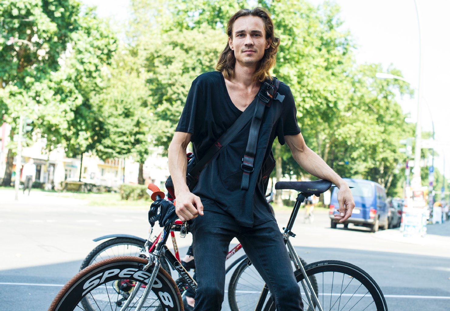 Student Jörg Frey (32) fährt Rad, sagt aber: „Es muss drin sein, dass man spontan vorm Laden parkt.“ Er fände es schlimm, wenn kleine, coole Szene-Läden bald schließen müssten.
