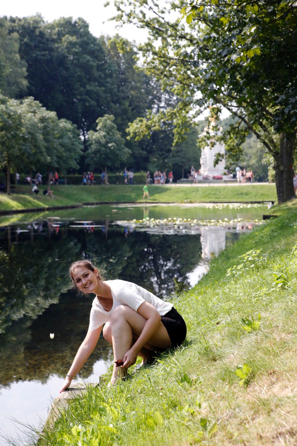 Lisa (22) suchte am Goldfischteich nach dem Geld.