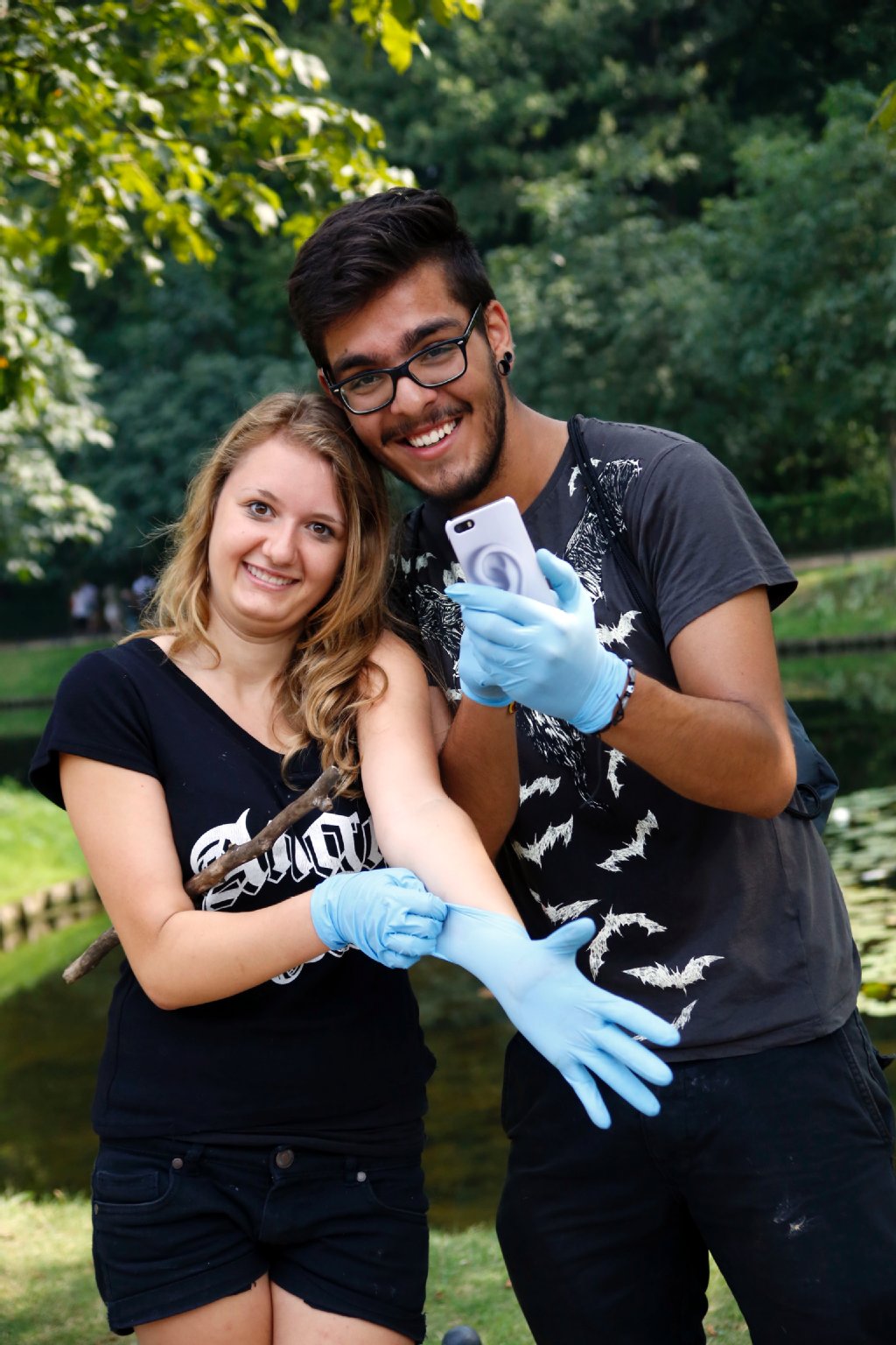 Ramon und Klaudia (beide 18) suchten mit Handschuhen. "Man weiß nie, wo man hineingreift."