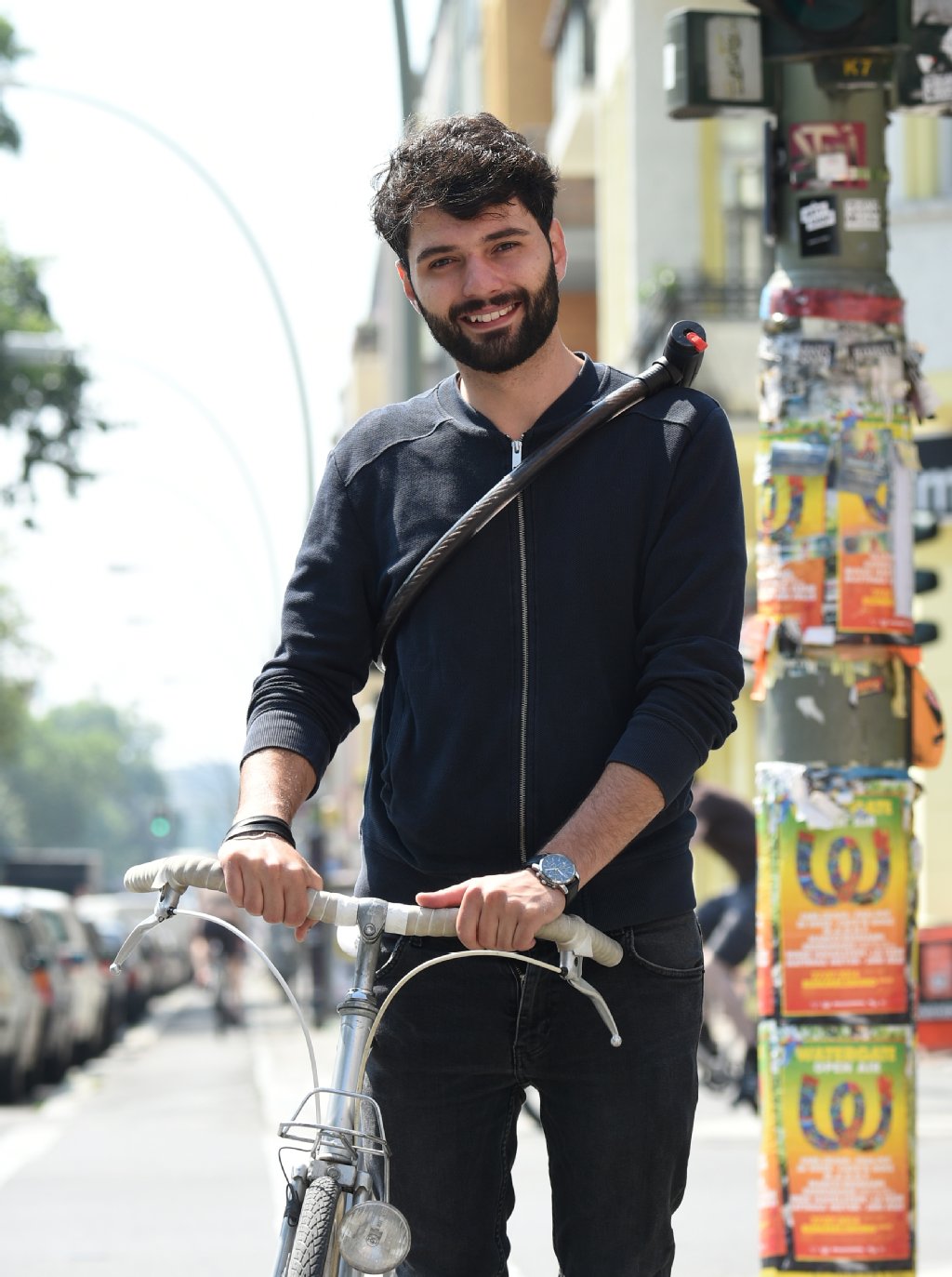 Kein Problem hat Anwohner Gabriel (28) mit dem Umbau. Der Student: „Radfreundliche Hauptstraßen sind die Zukunft. Es gibt zu viele Autos, zu viel Lärm. Als Radler geht man unter.“