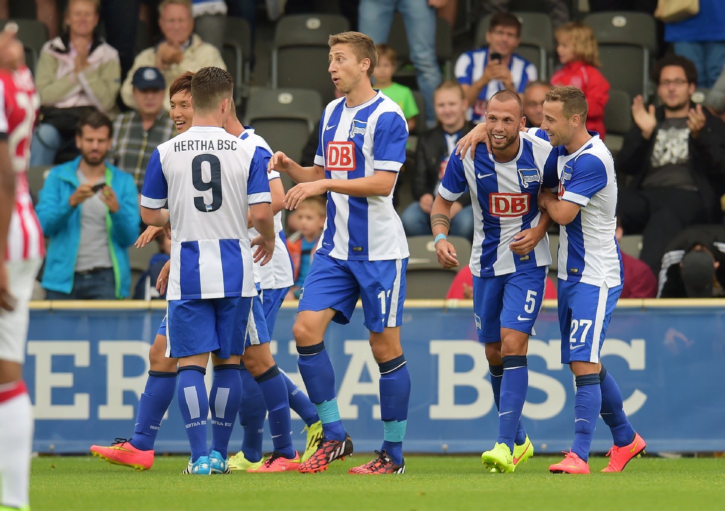 Zwei Mal Oranje-Power im Hertha-Dress. Die Neuzugänge John Heitinga (l.) und Roy Beerens (r.) feiern Heitingas erstes Hertha-Tor beim Testspiel gegen den PSV Eindhoven (1:1).