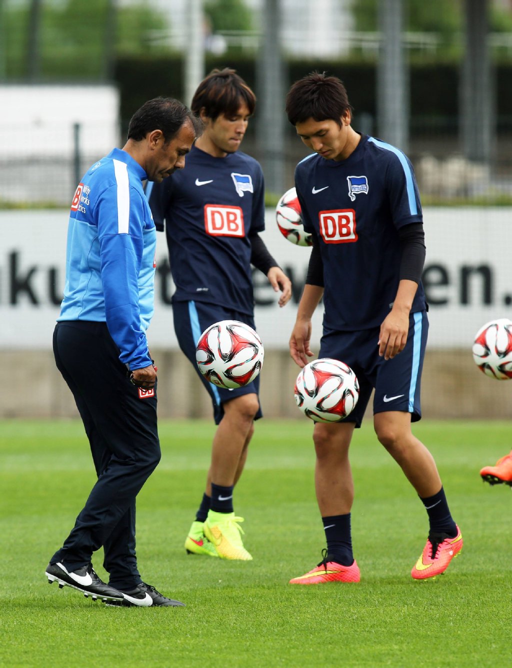 Jos Luhukay (l.) und die Japaner: Hajime Hosogai (M.) und Genki Haraguchi (r.).