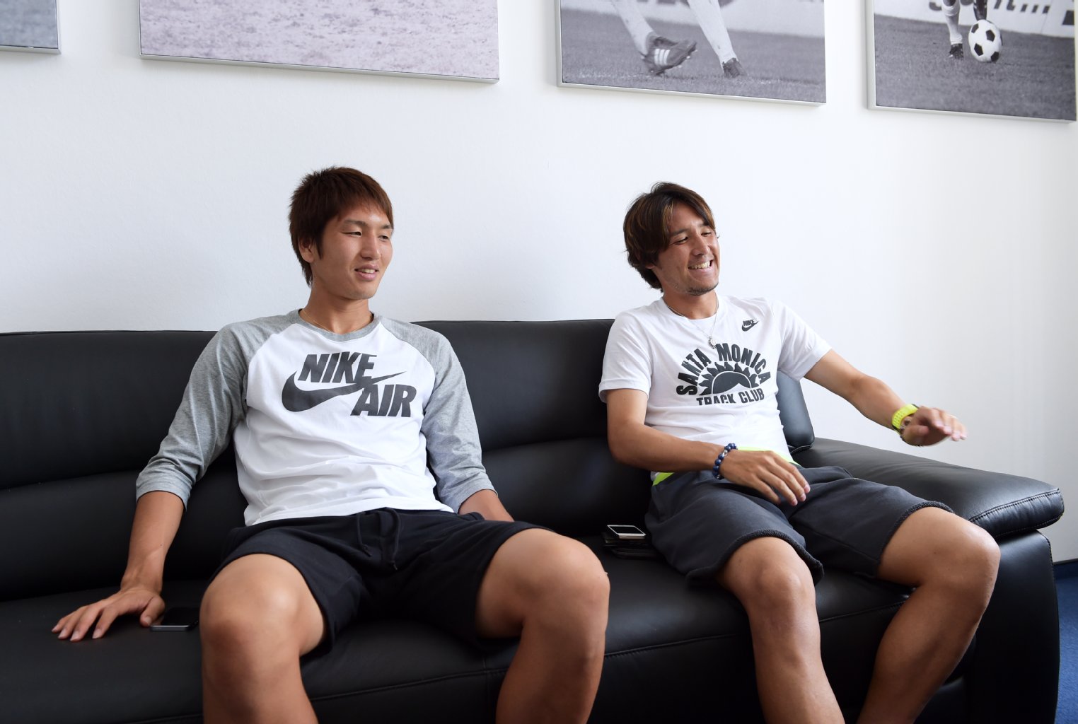 Die Japaner Genki Haraguchi und Hajime Hosogai entspannt beim Gespräch mit dem KURIER.