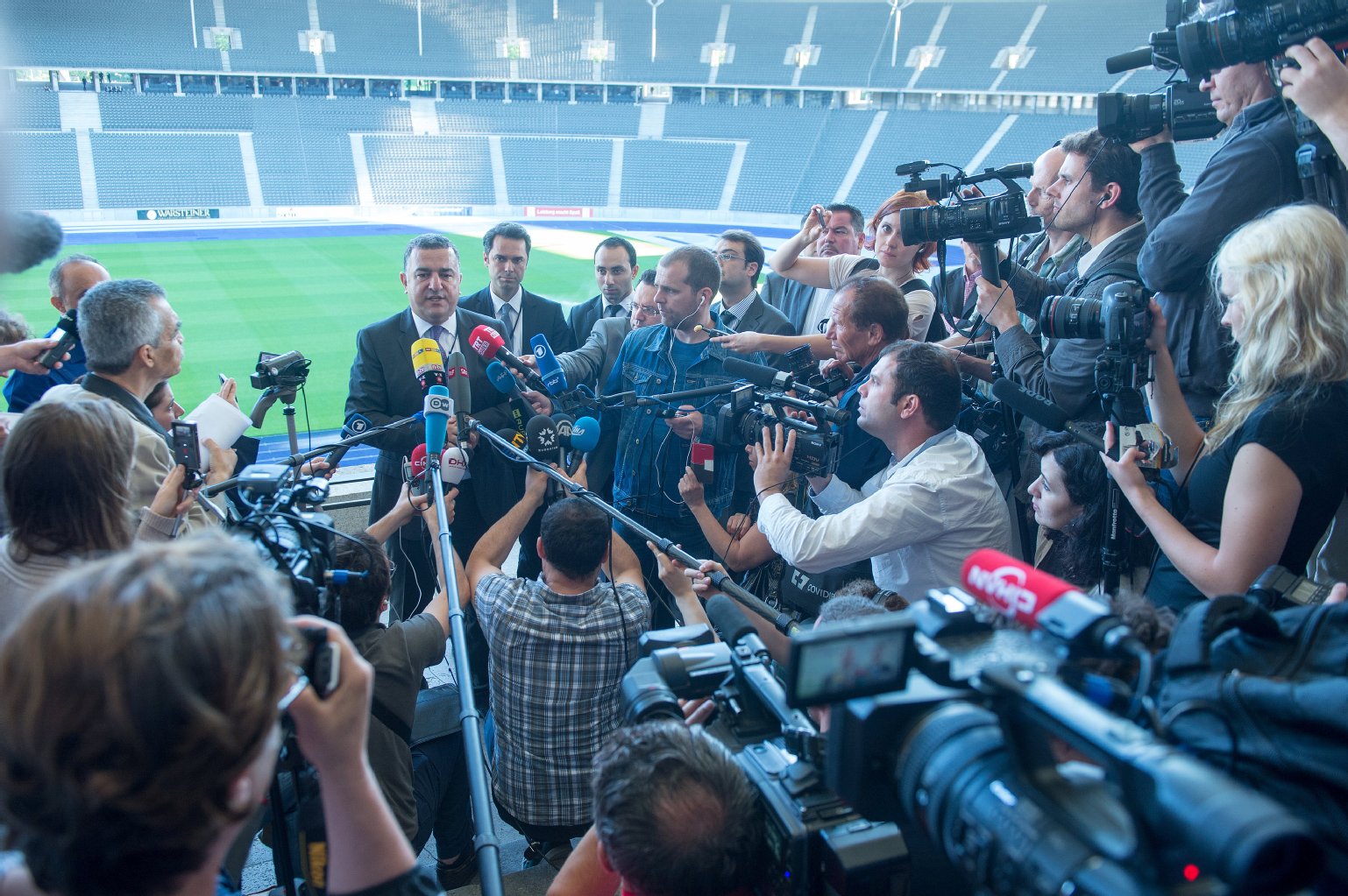 Der türkische Generalkonsul Ahmet Basar Sen gibt am Donnerstag im Olympiastadion in Berlin ein Statement ab.