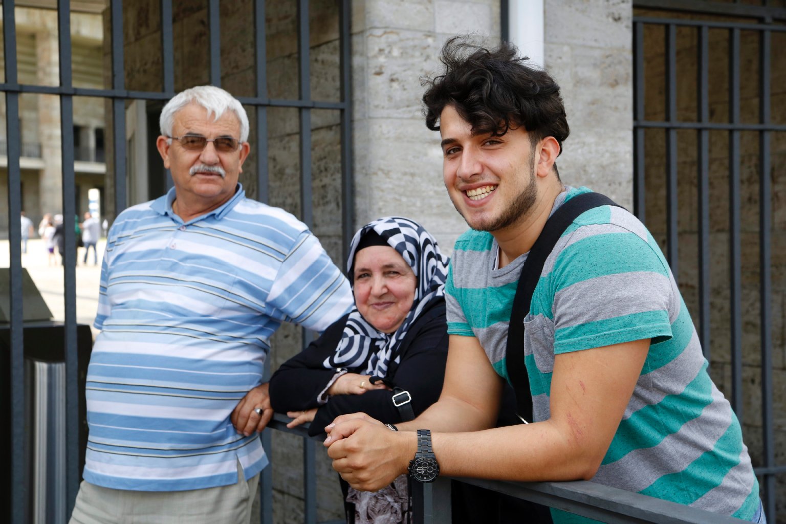 Devran (20, re.) ging auf Wunsch seiner Eltern Emine (65, Mitte) und Ibrahim (60) zur Wahl. Als Kurde habe er die Demokraten von der HDP gewählt.