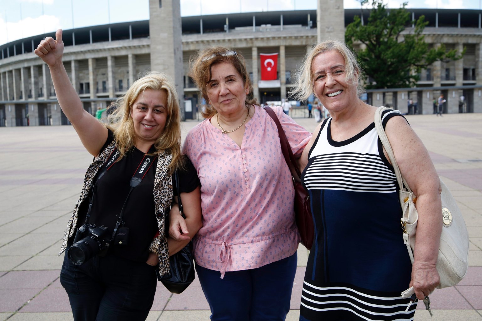Das Frauen-Trio Halime Merdler (46), Secim Friedrich (64,) und Bedir Toptames (64, v.l.) stimmte gestern gegen den „Betrüger“ Erdogan.