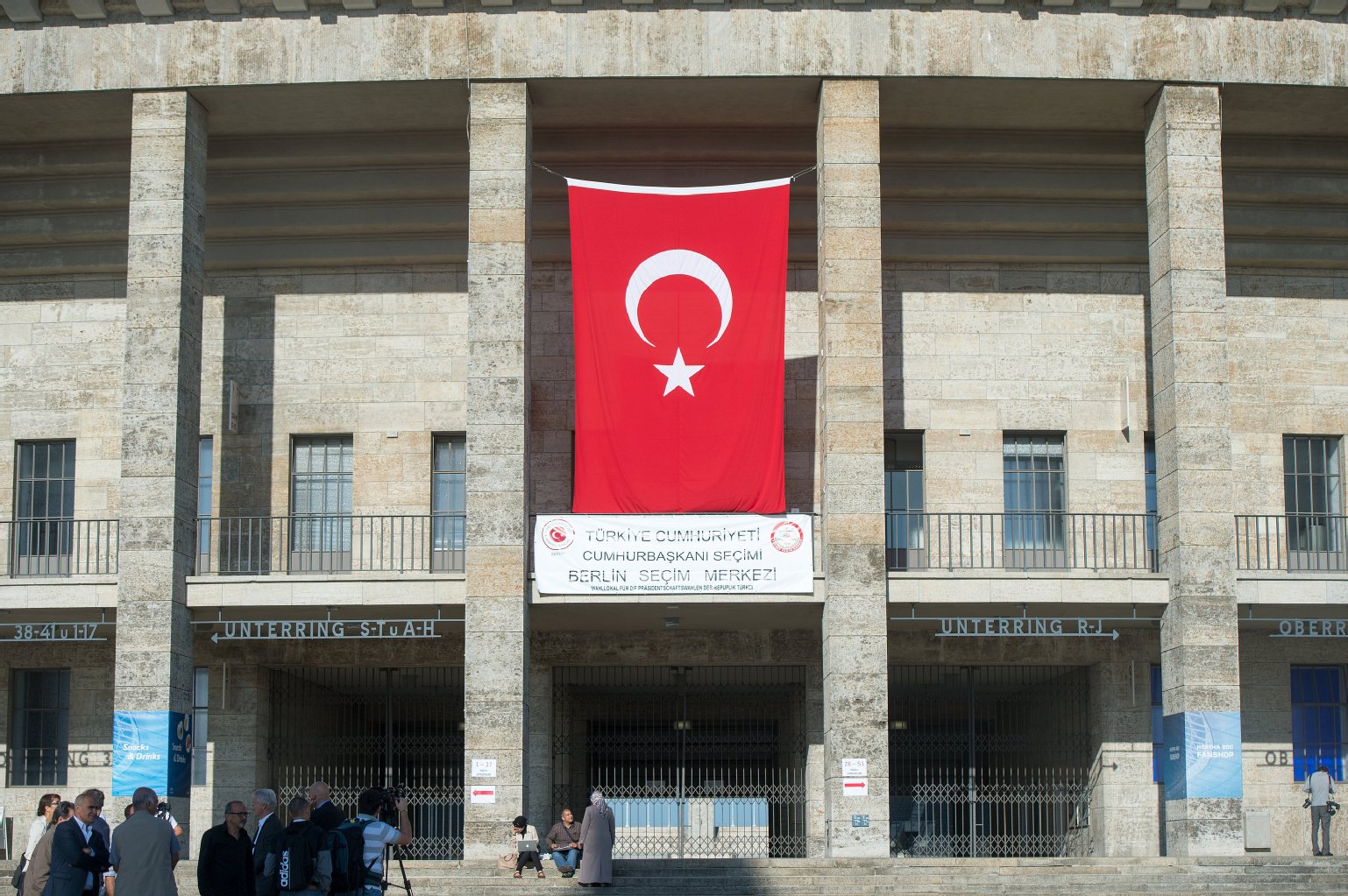 Das Olympiastadion ist mit einer türkischen Fahne geschmückt.