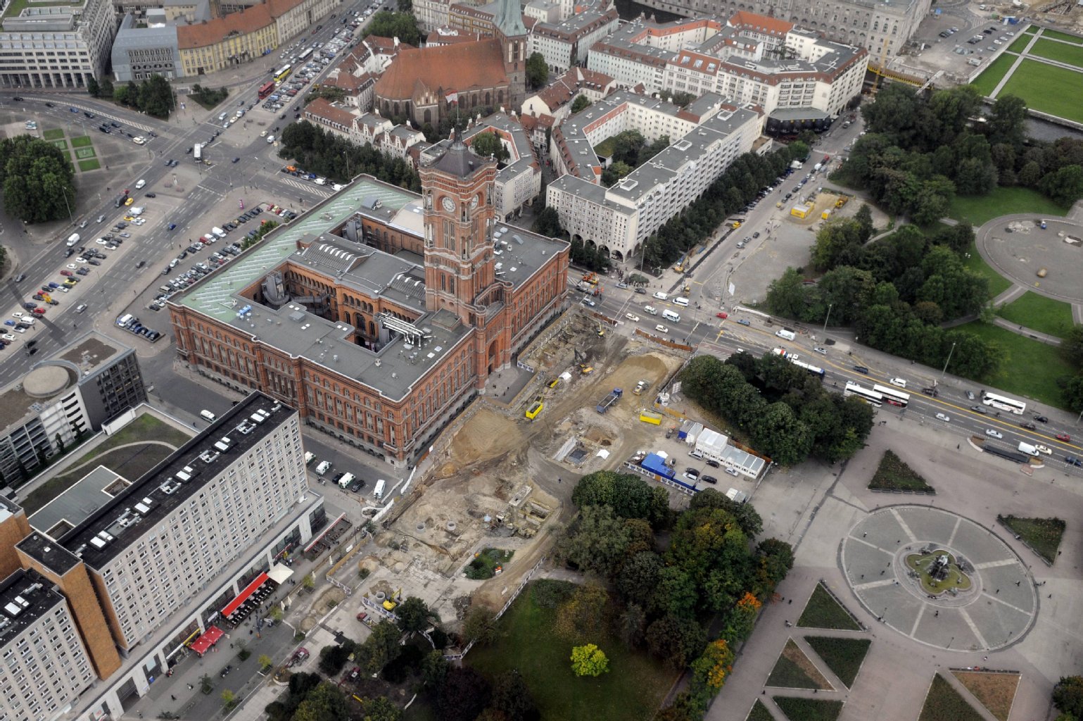 Blick auf das heutige Rathausforum mit der Baustelle des U-Bahnhofs Rotes Rathaus und dem Neptunbrunnen. Viele Stadtplaner finden das Areal zu trist.