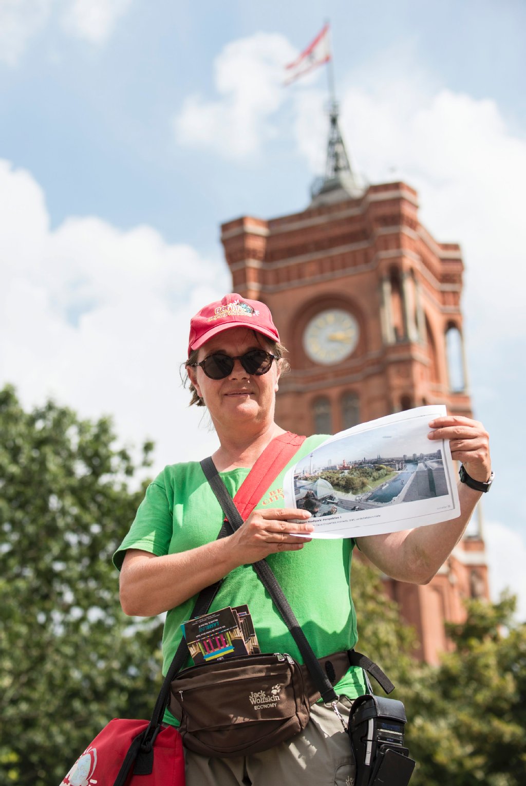 Ruth möchte eine grüne Oase im Schatten des Fernsehturms Ruth (49) aus Prenzlauer Berg: Weil die Touristenführerin mit Blick auf den Fernsehturm arbeitet, wünscht sie sich einen schönen Park auf dem Areal dazwischen. Die grüne Oase „Central Park“ ist deshalb ihr Favorit. „Der würde uns noch guttun.“