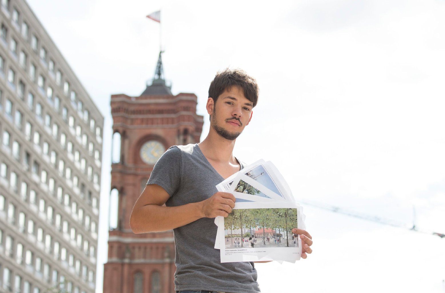 Berlins Mitte soll bleiben wie sie ist – keine Veränderung Moritz aus Mühlenbeck. Zum Platz hat der 24-Jährige eine klare Meinung: „Ich würde ihn so lassen, wie er jetzt ist.“ Selbst die schönsten Animationen konnten den jungen Mann nicht zur Umgestaltung bewegen. „Nein, da müssen wir nix ändern.“