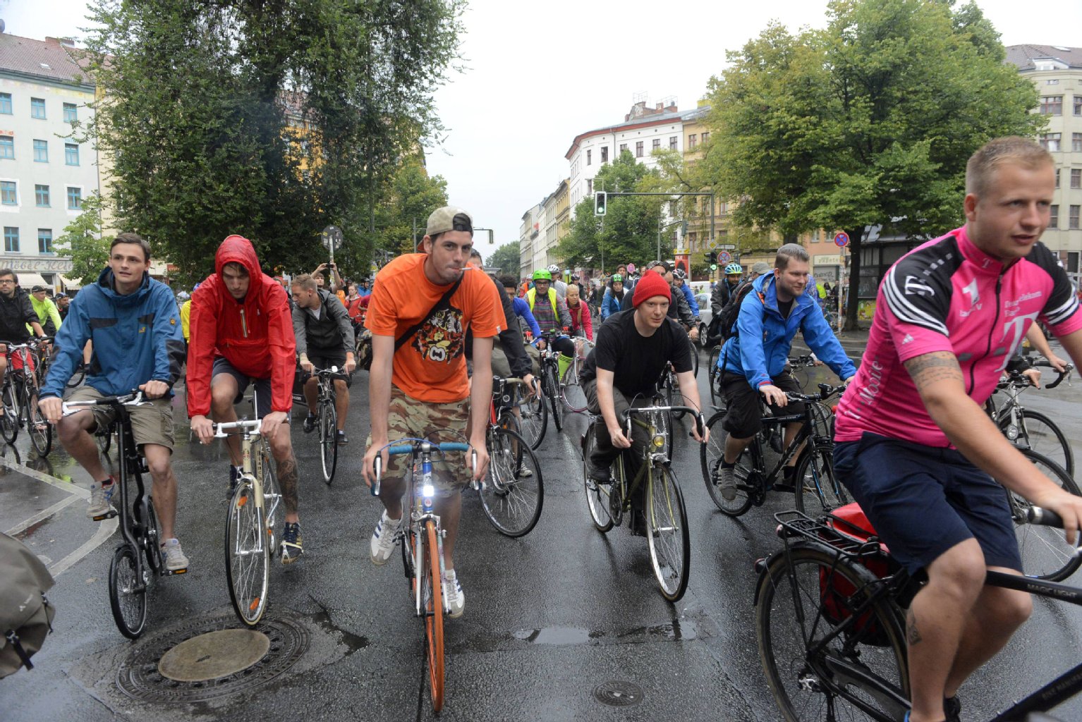 Radfahrer: Sicher: Alle Verkehrsteilnehmer müssen aufeinander aufpassen und Rücksicht nehmen. Aber im Alltag klappt es häufig nicht - und so sind Radfahrer bei Berliner Autofahrern in etwa so beliebt wie Blitzer und Staus.