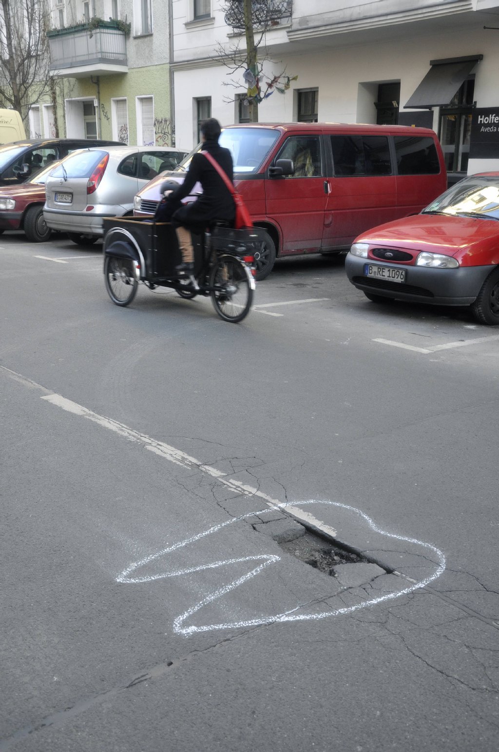 Schlaglöcher: Viel Straße heißt auch viel Fläche, die kaputt gehen kann. Und das tut sie in Berlin ganz gerne. Nervig - auch wenn die Hauptstadt gewohnt kreativ damit umgeht.
