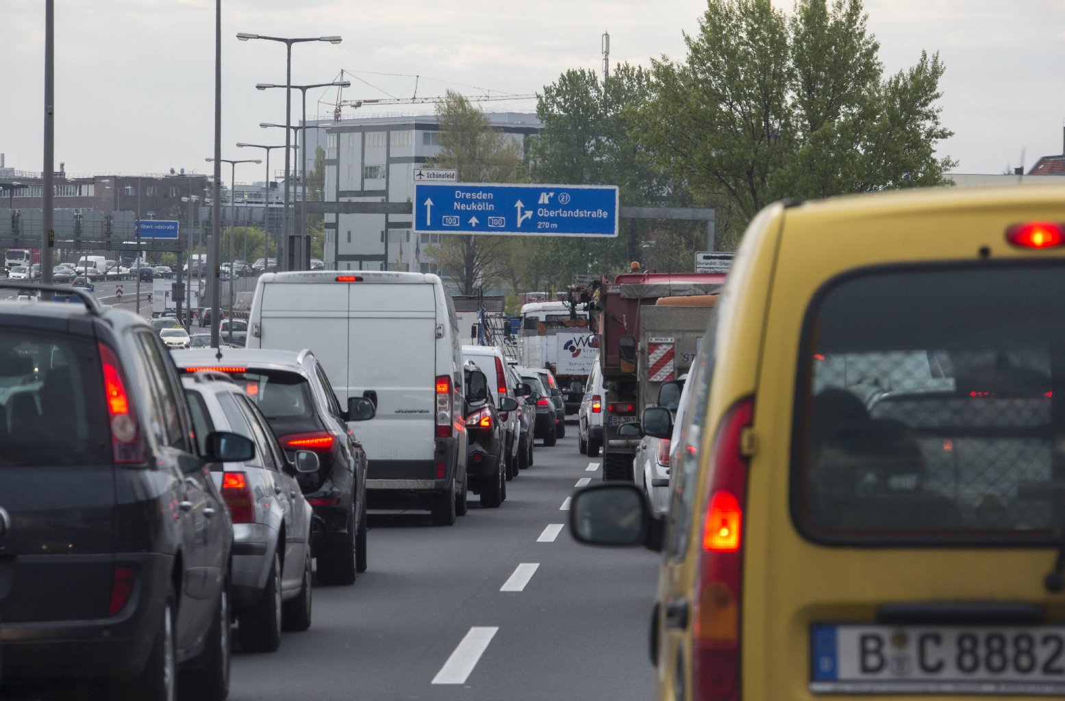 Stadtautobahn: Im Prinzip ist die A100 die beste Wahl, um schnell durch die Stadt zu kommen. In der Praxis kann man das häufig vergessen - so im Berufsverkehr und kurz vor dem Wochenende.