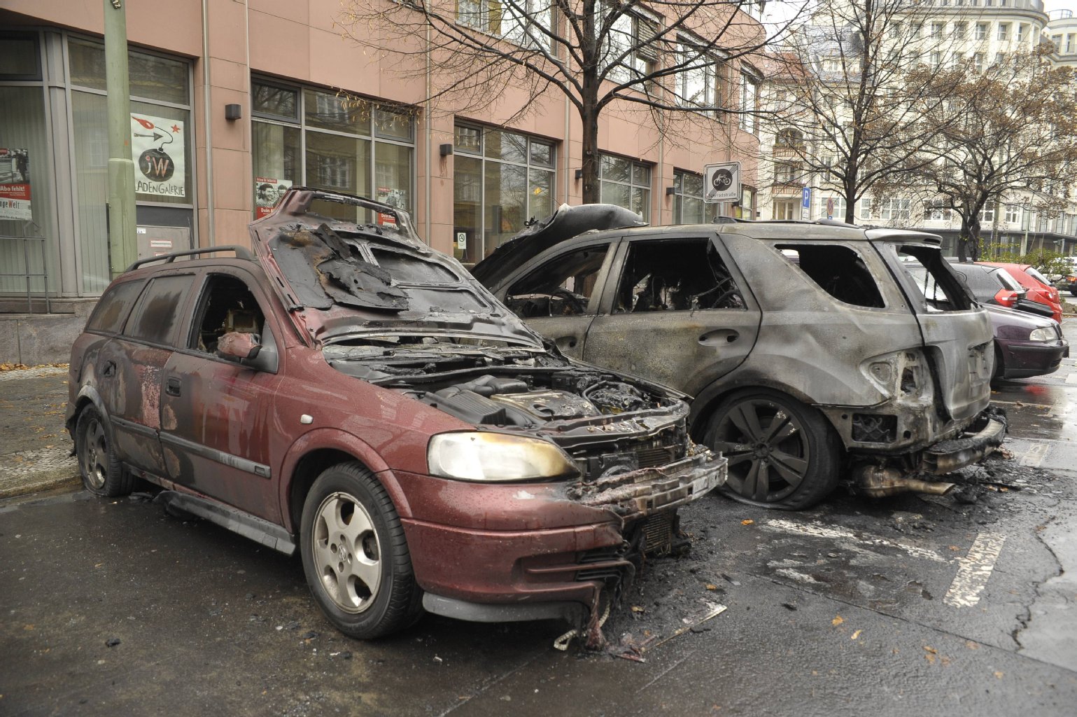 Feuerteufel:  Mehrere tausend Autos wurden bereits seit 2009 in der Hauptstadt angezündet. Da freut man sich auch nicht mehr über einen freien Parkplatz.