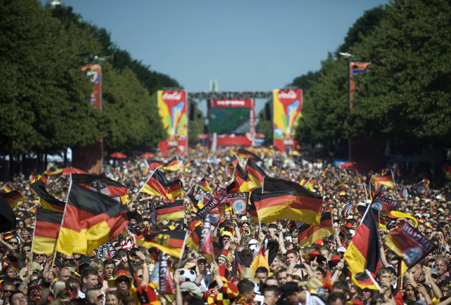 Events: So schön Fanmeile und Co. auch sind: Für viele Großveranstaltungen werden in Berlin ganze Straßenzüge gesperrt. In der Summe kommt mit CSD, 1. Mai usw. einiges zusammen.